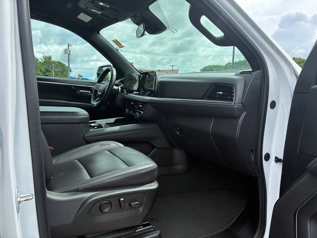 Used 2025 Summit White Chevrolet LT image 114