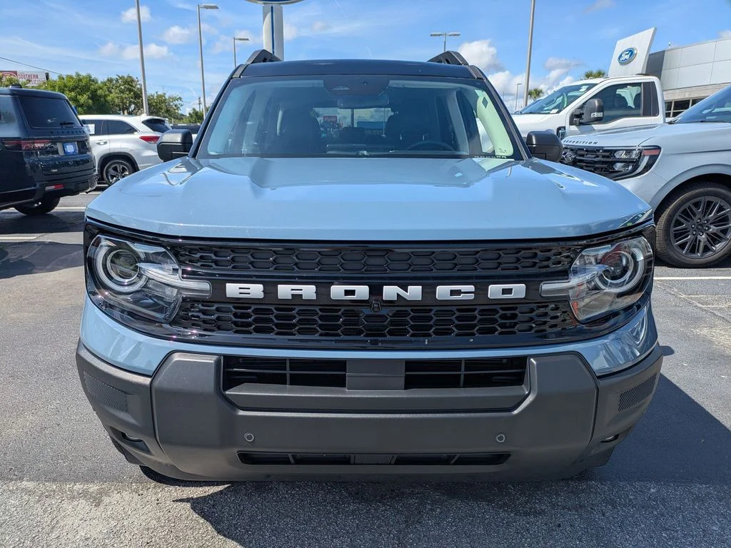 Used 2025 Azure Gray Metallic Ford Outer Banks image 9