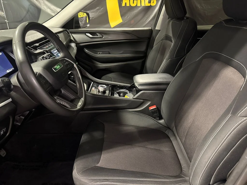 Certified Used 2023 Diamond Black Crystal Pearlcoat Jeep Laredo image 14