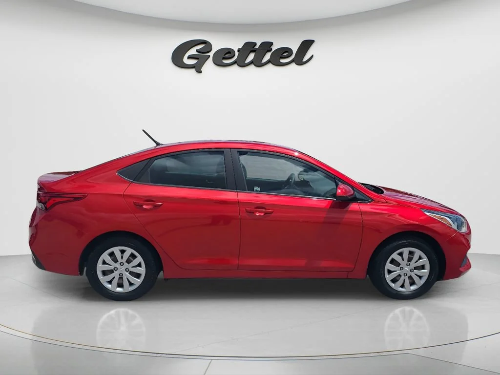 Used 2019 Red Hyundai SE image 4