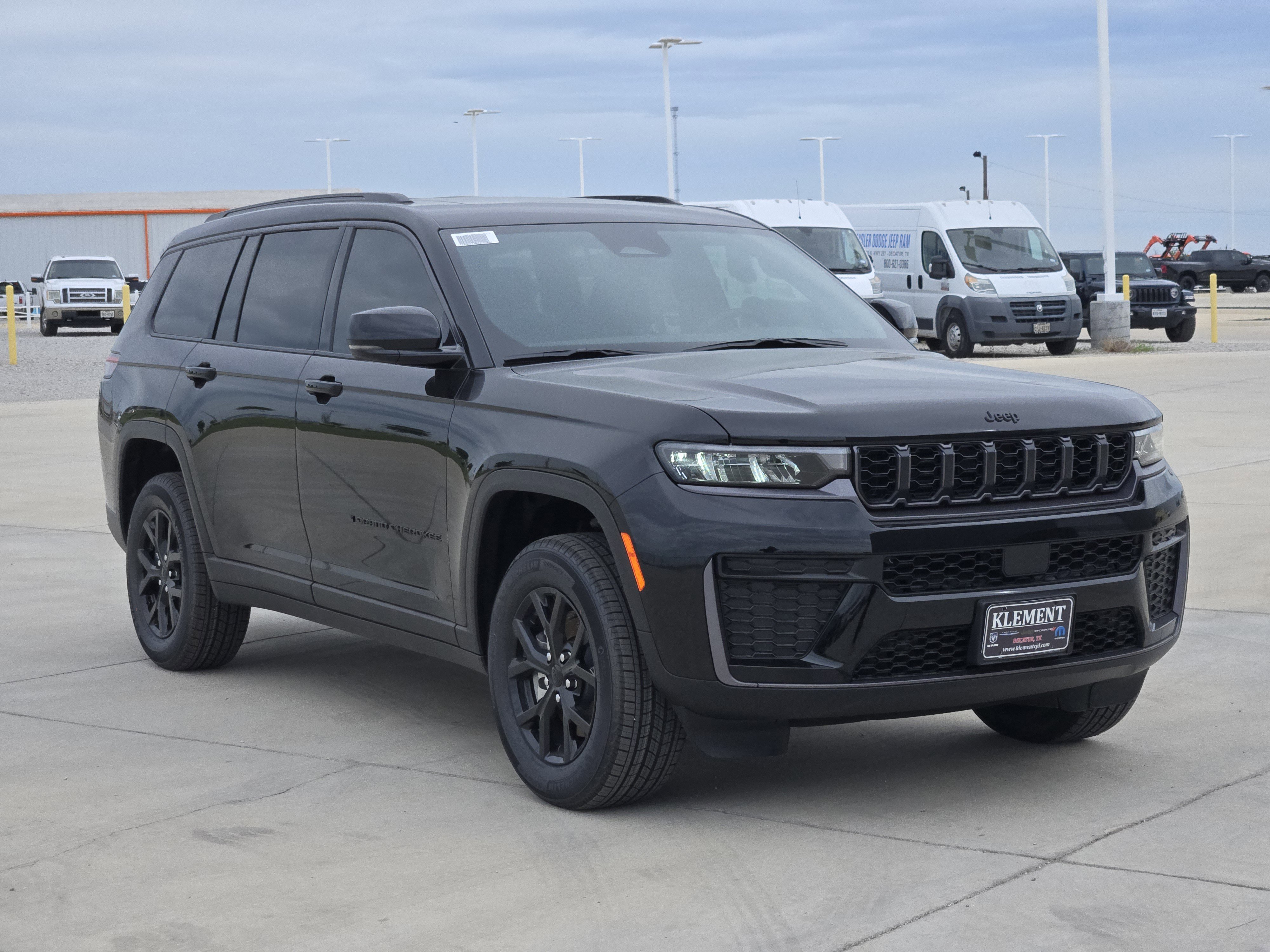 New 2026 Diamond Black Crystal Pearl-Coat Exterior Paint Jeep Laredo Altitude image 2