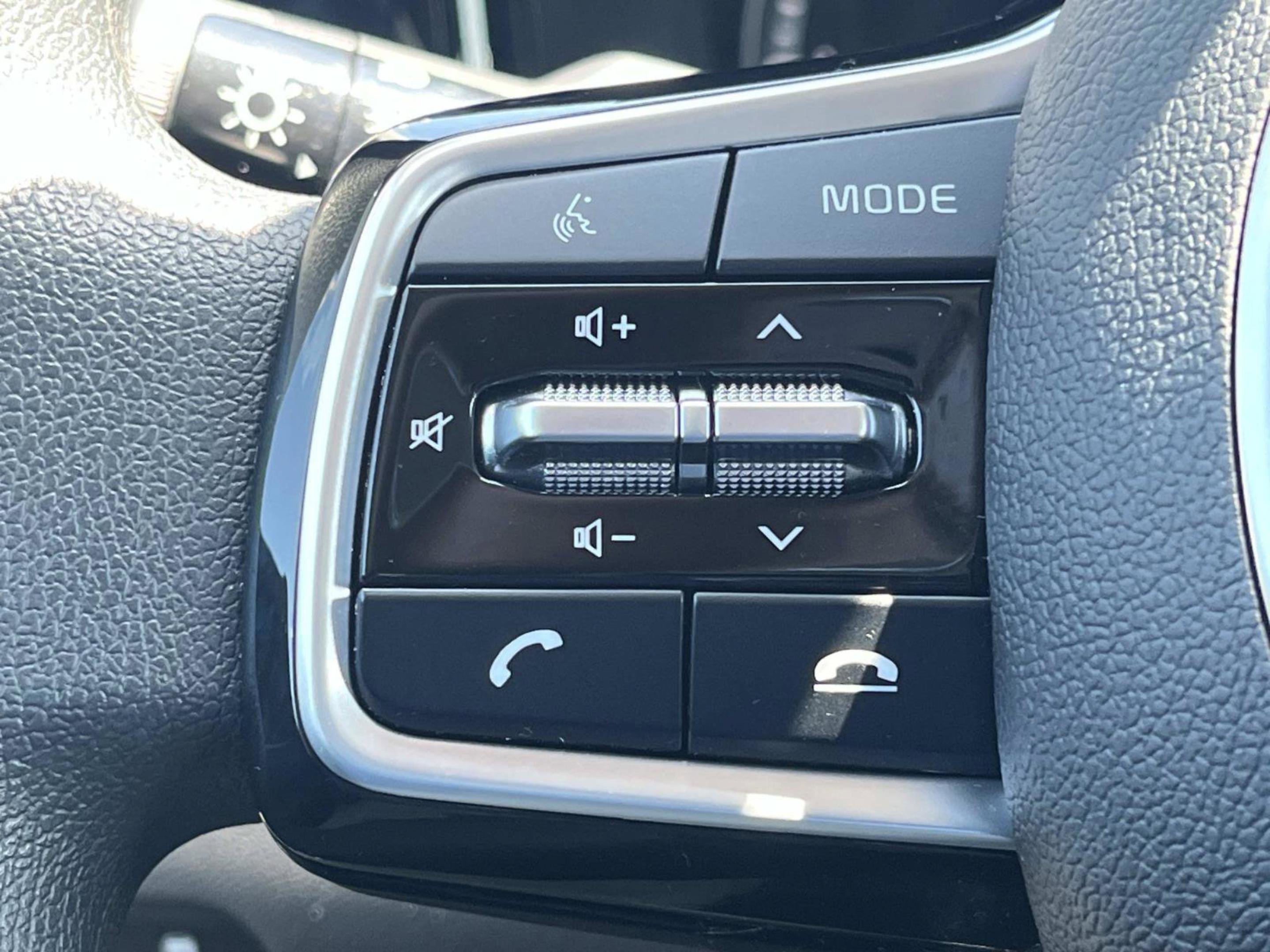 Used 2023 Glacial White Pearl Kia LX image 34