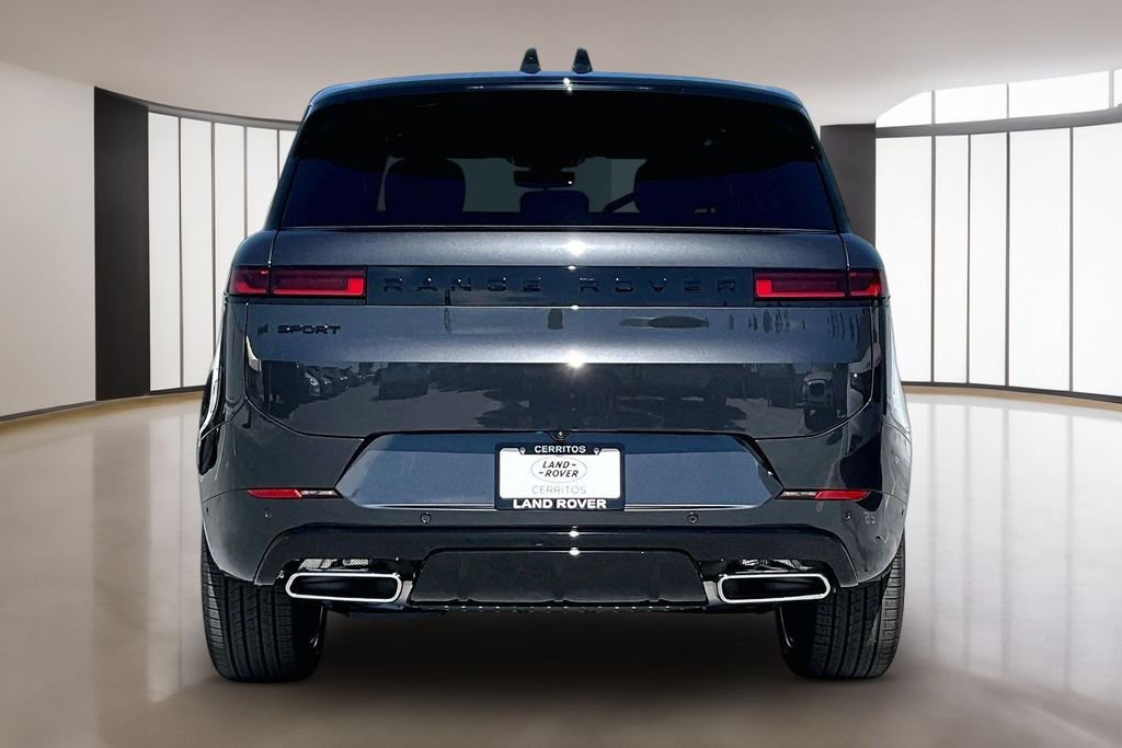 New 2026 CARPATHIAN GREY Land Rover Dynamic SE image 4