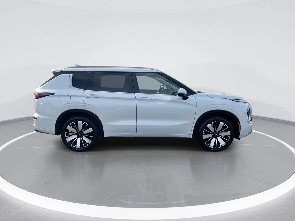 Used 2025 Silver Mitsubishi SEL image 9