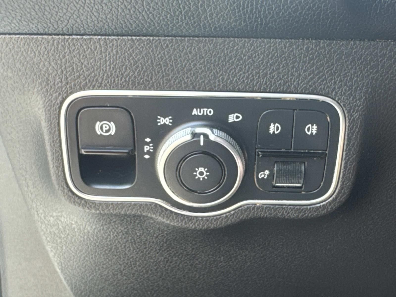 Used 2022  Mercedes-Benz GLB 250 image 22