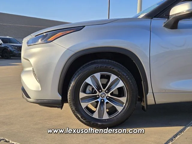Used 2024 Silver Toyota XLE image 9