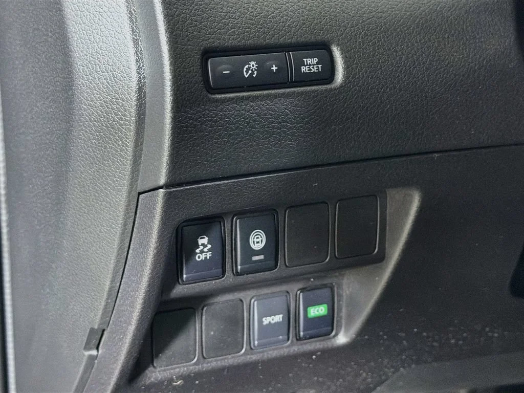 Used 2021  Nissan S image 11