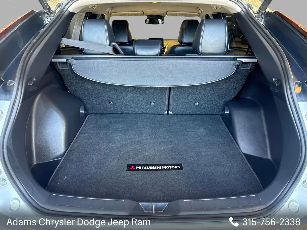 Used 2025  Mitsubishi SE image 8