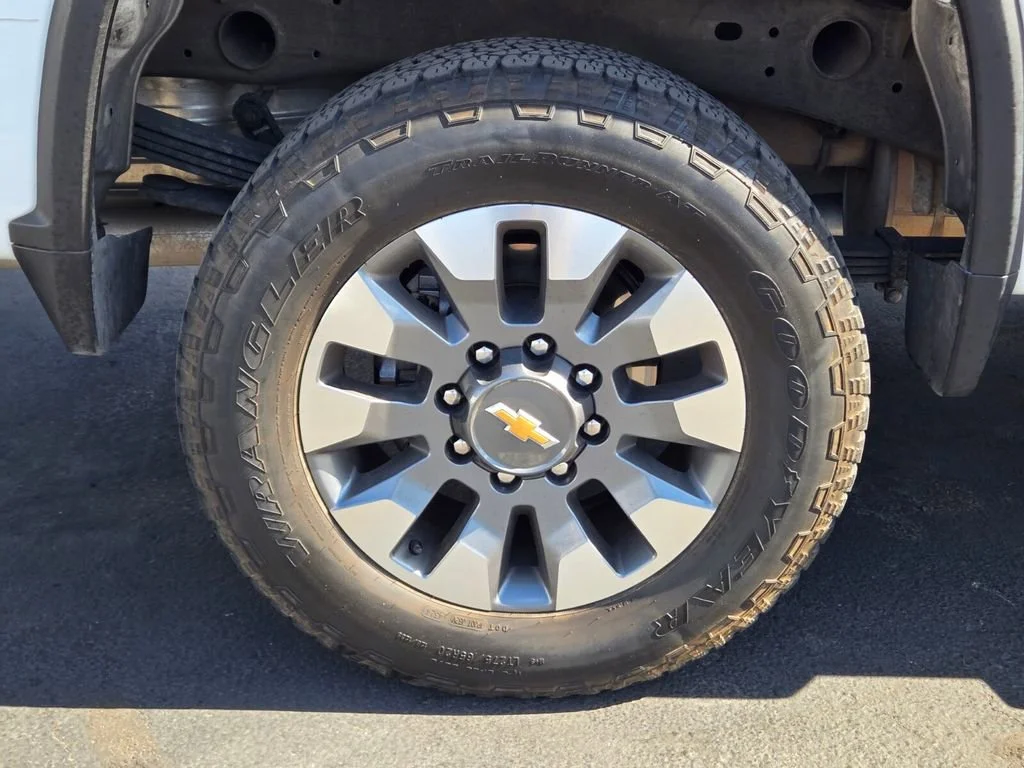 Used 2025 Summit White Chevrolet Custom image 3