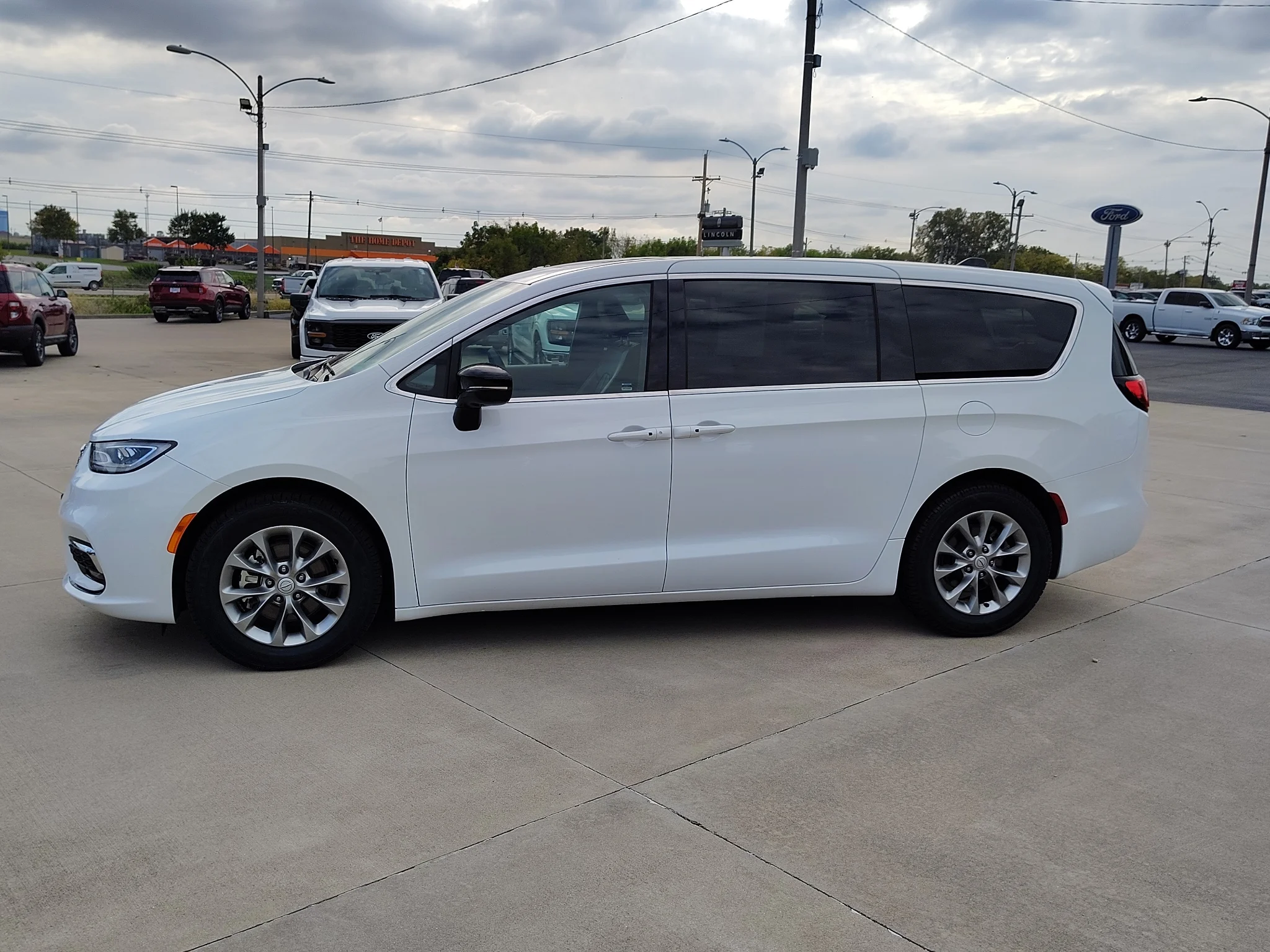 Used 2026 Bright White Clearcoat Chrysler Limited image 6