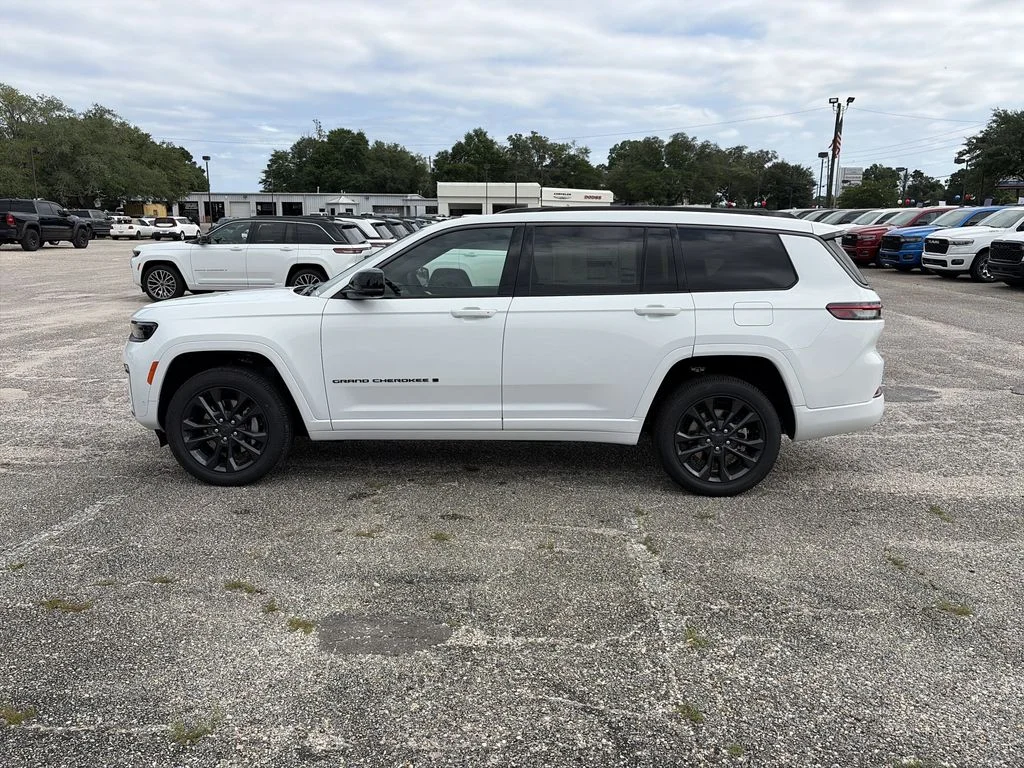 New 2026 Bright White Clear-Coat Exterior Paint Jeep Limited Reserve image 3