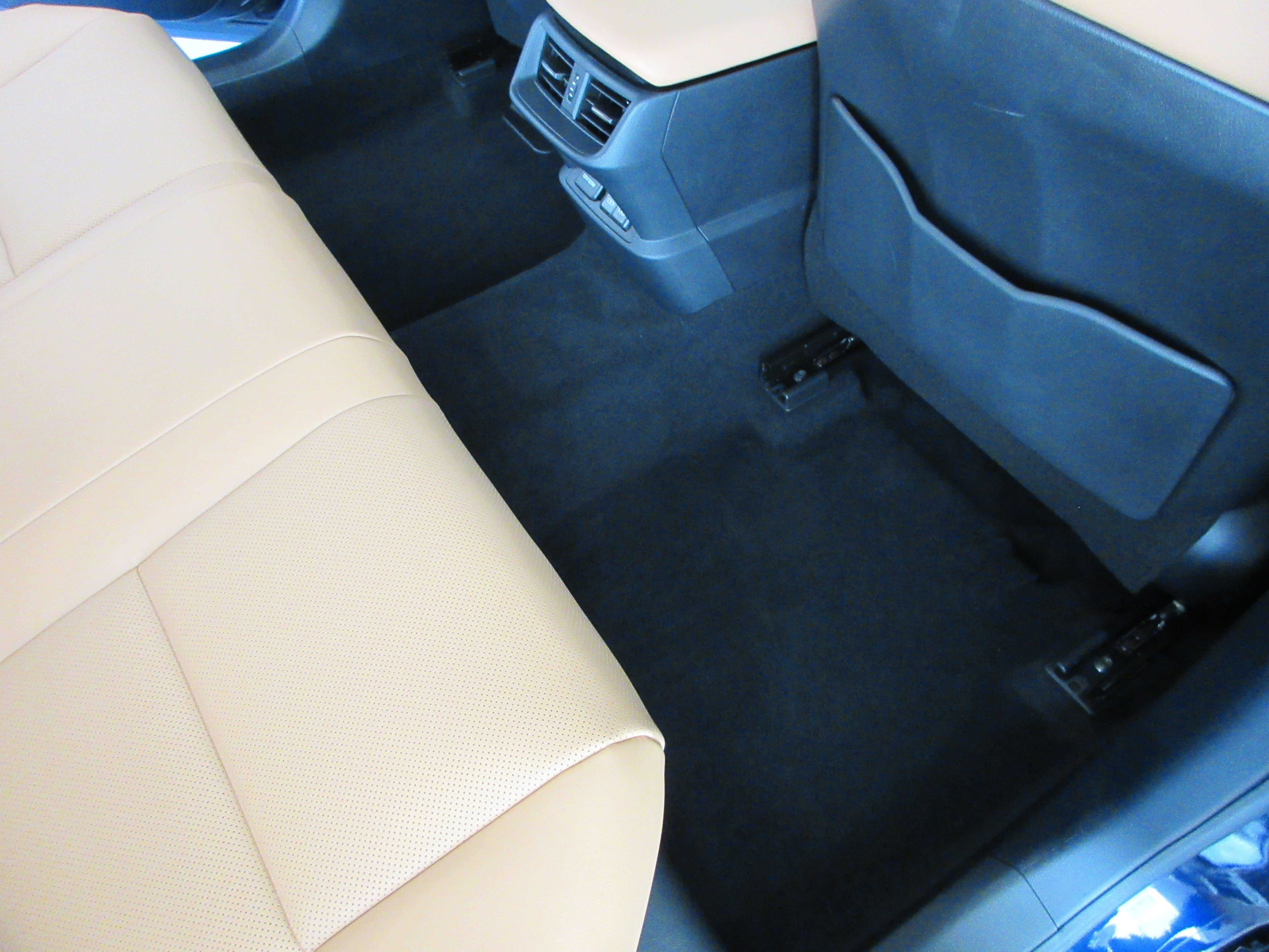 Used 2025 Nightfall Mica Lexus 300h image 20