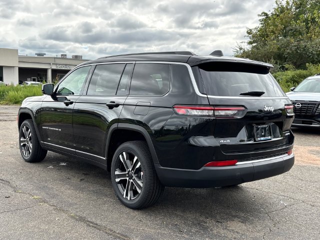 New 2027 High-Gloss Black Paint Jeep Limited image 4
