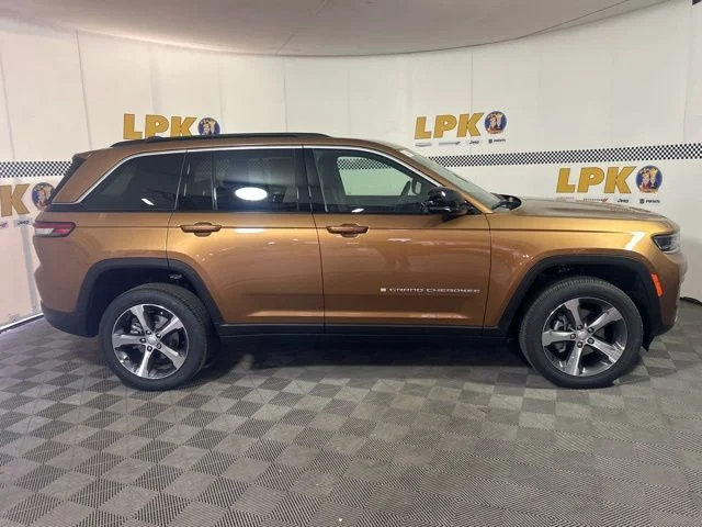 New 2026 Copper Shino Metallic Clear-Coat Exterior Paint Jeep Limited image 3