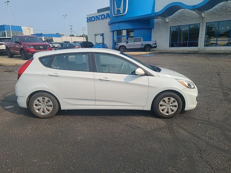 Used 2017 White Hyundai SE image 6