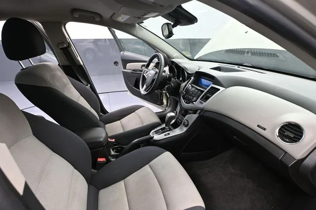 2013 Chevrolet Cruze LS - Photo 41