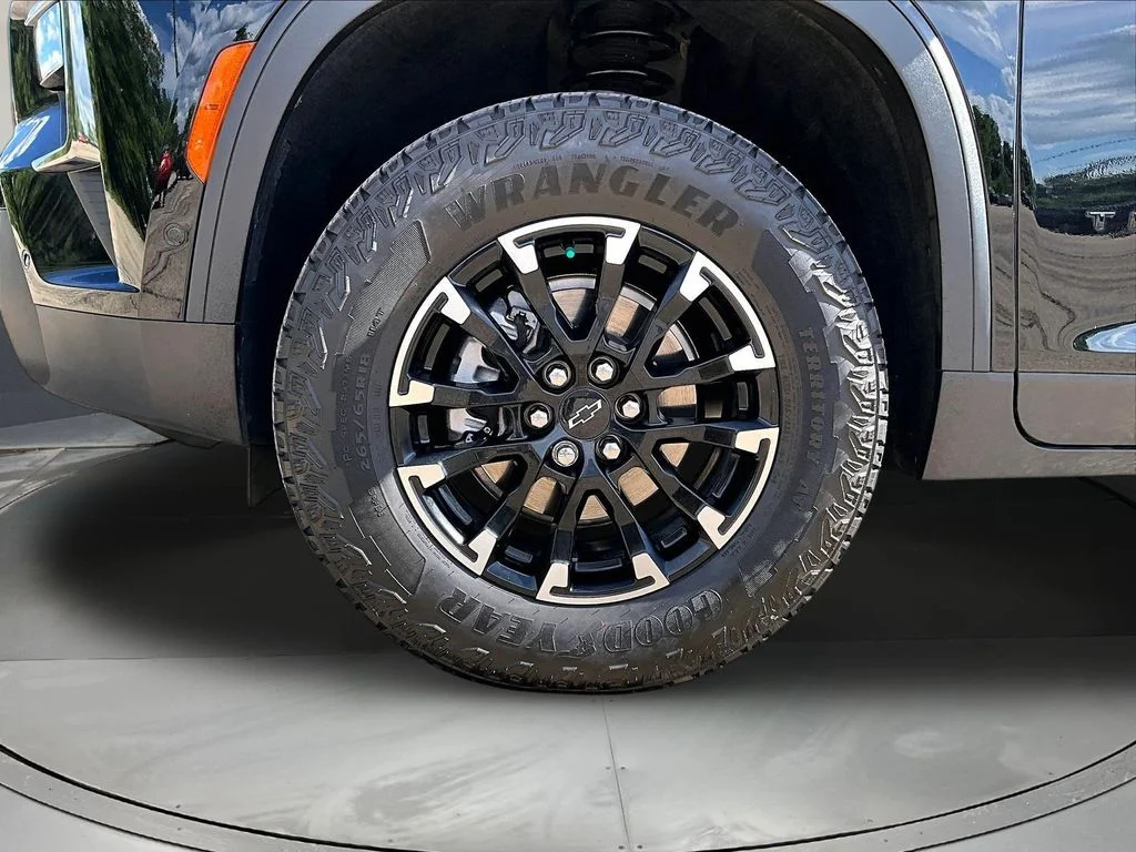 Used 2025 Black Chevrolet Z71 image 36
