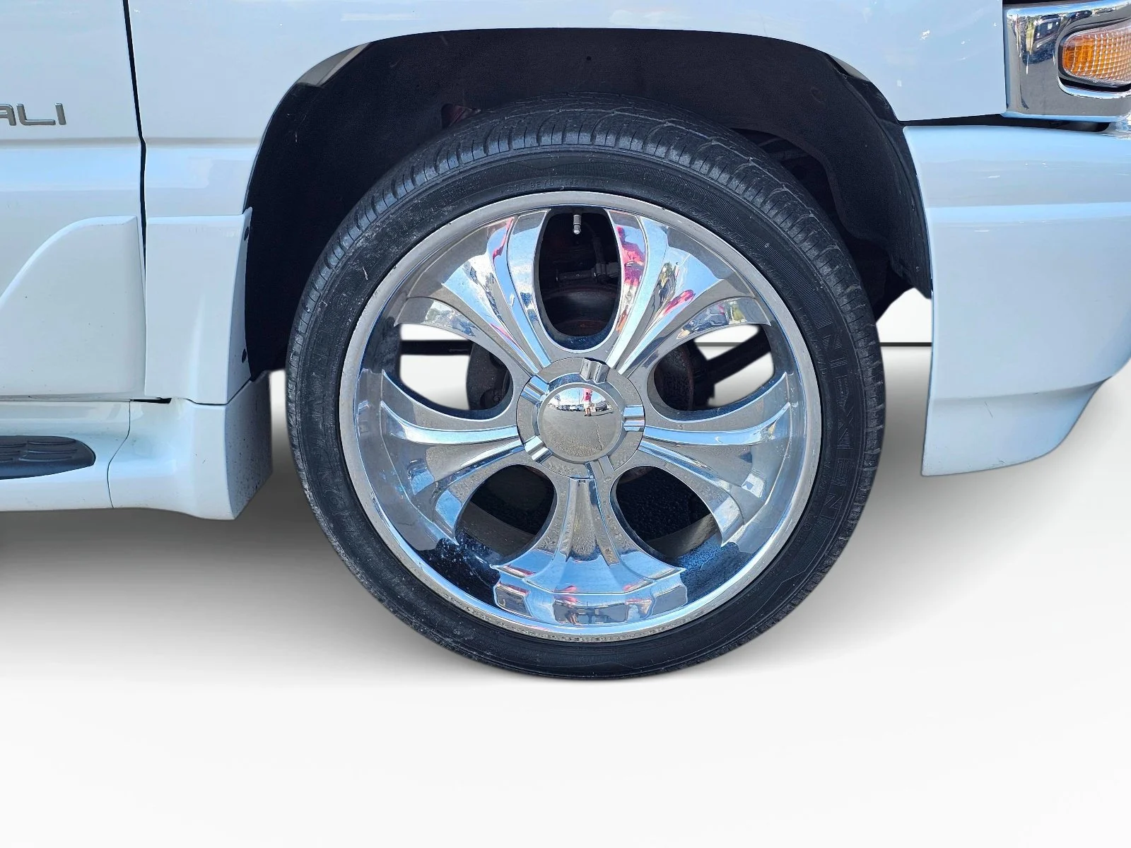 Used 2005 Summit White GMC Denali image 7