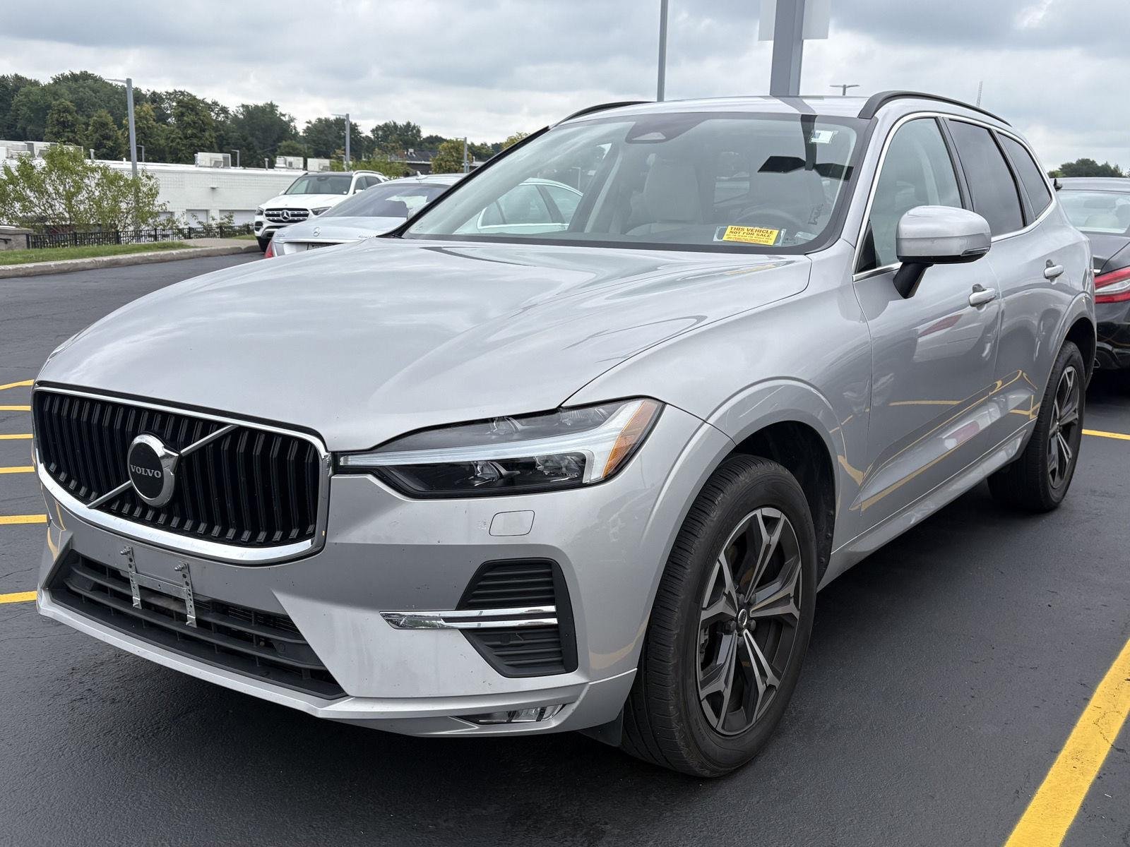 Used 2022 Silver Dawn Metallic Volvo Momentum image 3