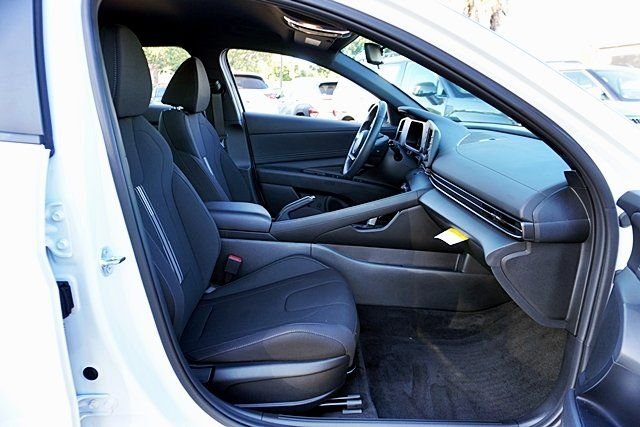 Used 2025 White Hyundai SEL Sport image 10