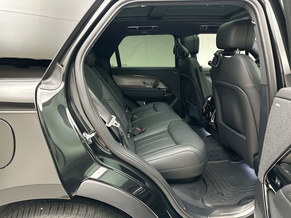 New 2027 Santorini Black Land Rover SE image 7