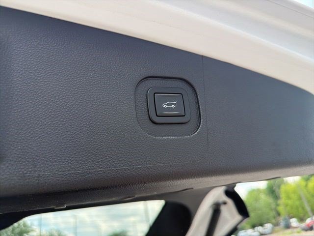 Used 2017 White Frost Tricoat GMC SLT image 17