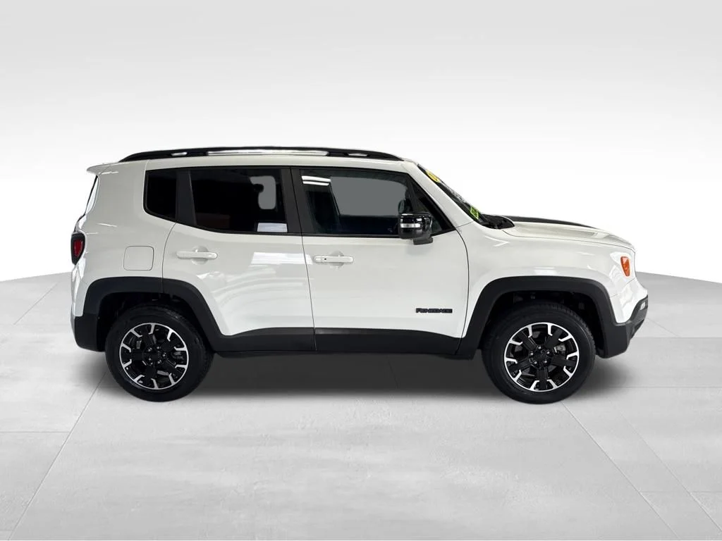 Used 2023 White Jeep Latitude image 7