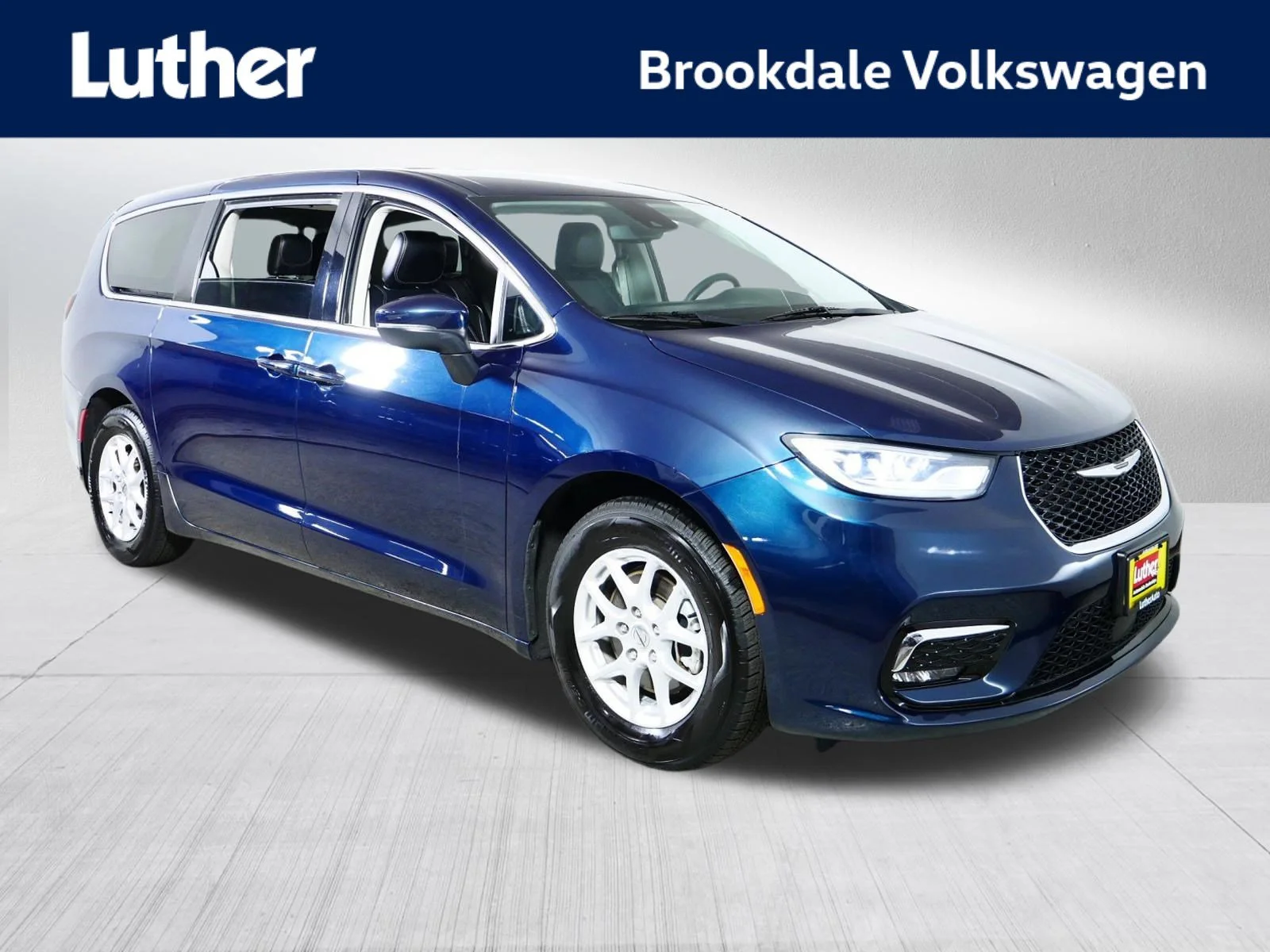 2023 Chrysler Pacifica Touring L's photo