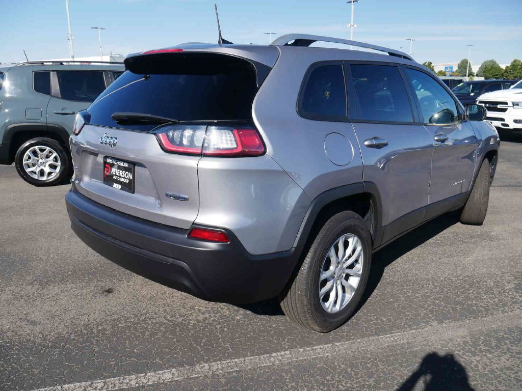 Used 2021 Silver Jeep Latitude image 17