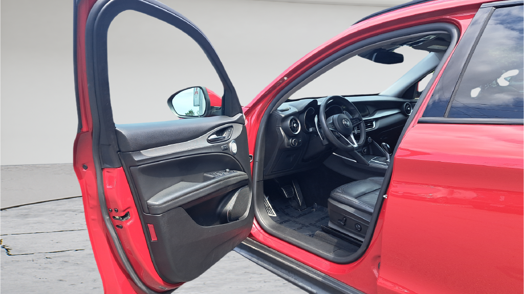 Used 2018 Red Alfa Romeo Base image 9
