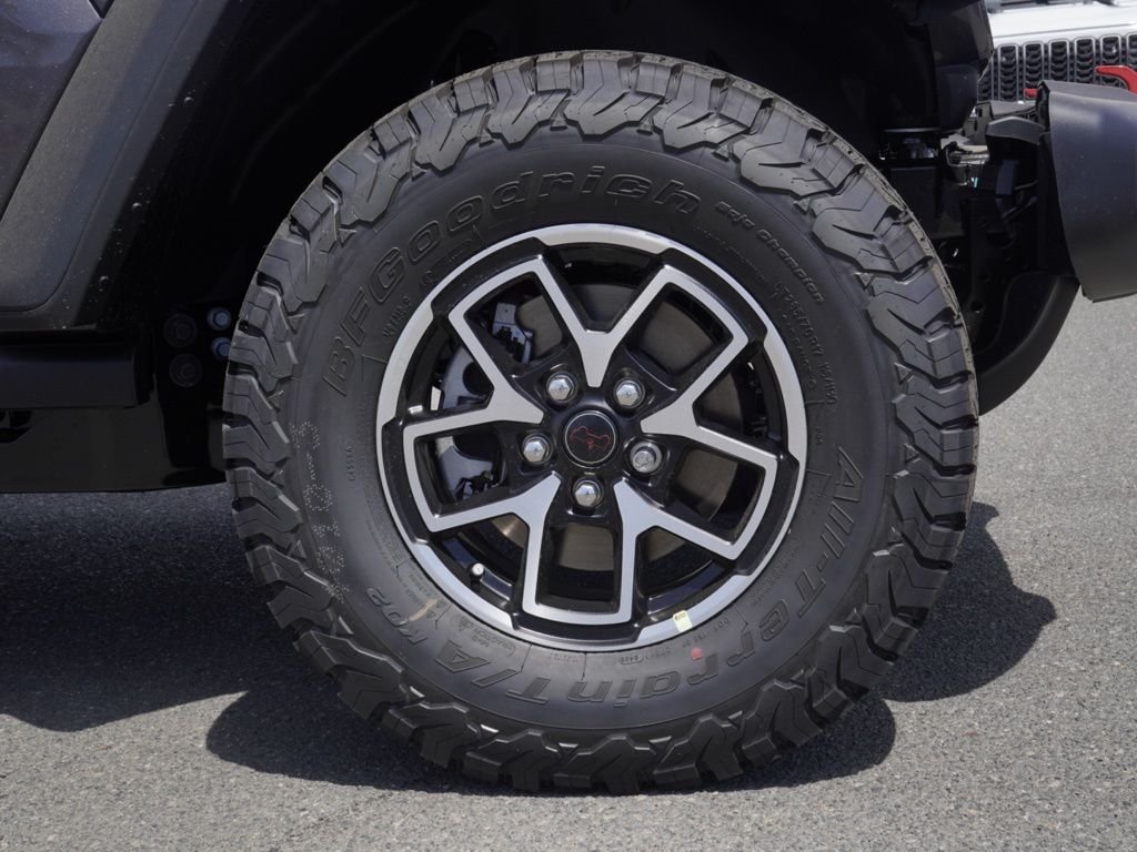 New 2026 Granite Crystal Metallic Clear-Coat Exterior Paint Jeep Rubicon image 9