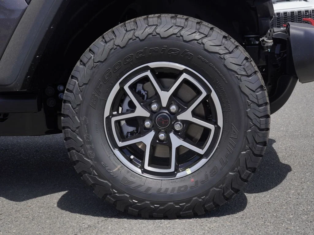 New 2026 Granite Crystal Metallic Clear-Coat Exterior Paint Jeep Rubicon image 9
