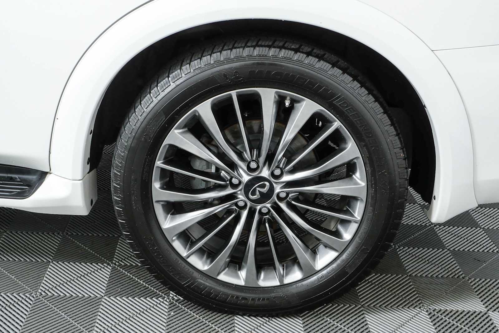 Used 2020 Moonstone White INFINITI LUXE image 40