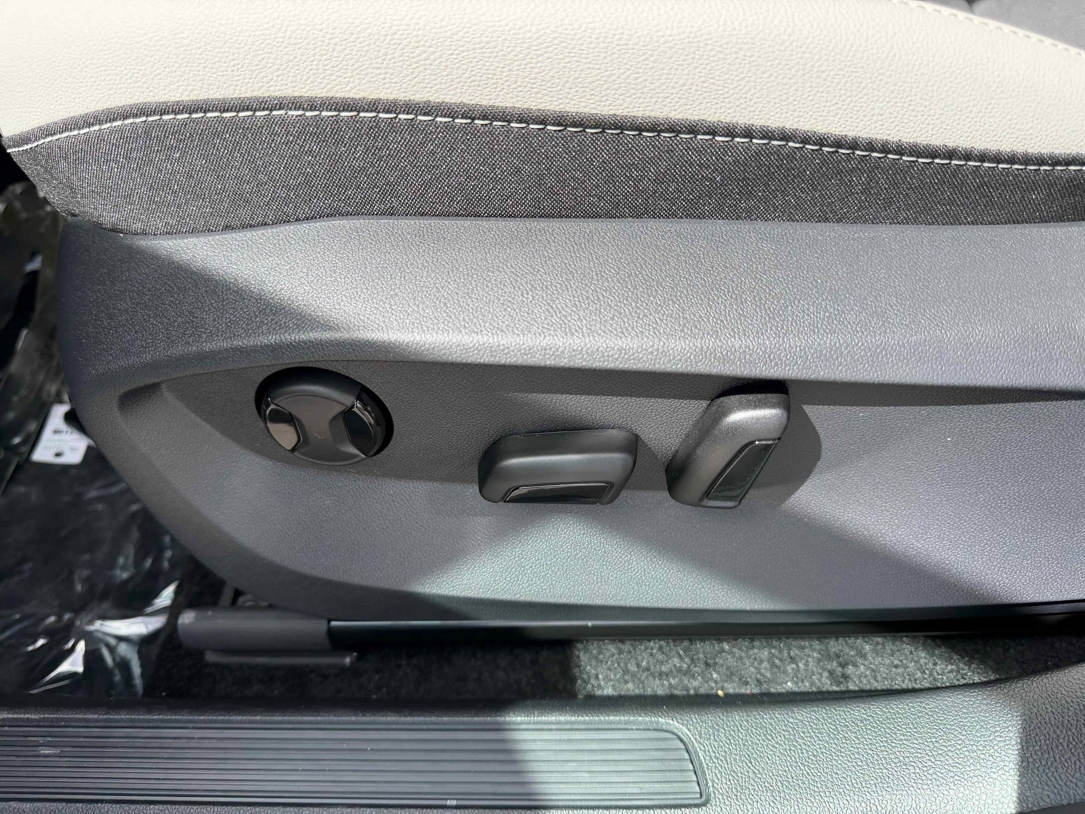 New 2026 Deep Black Volkswagen SE image 15