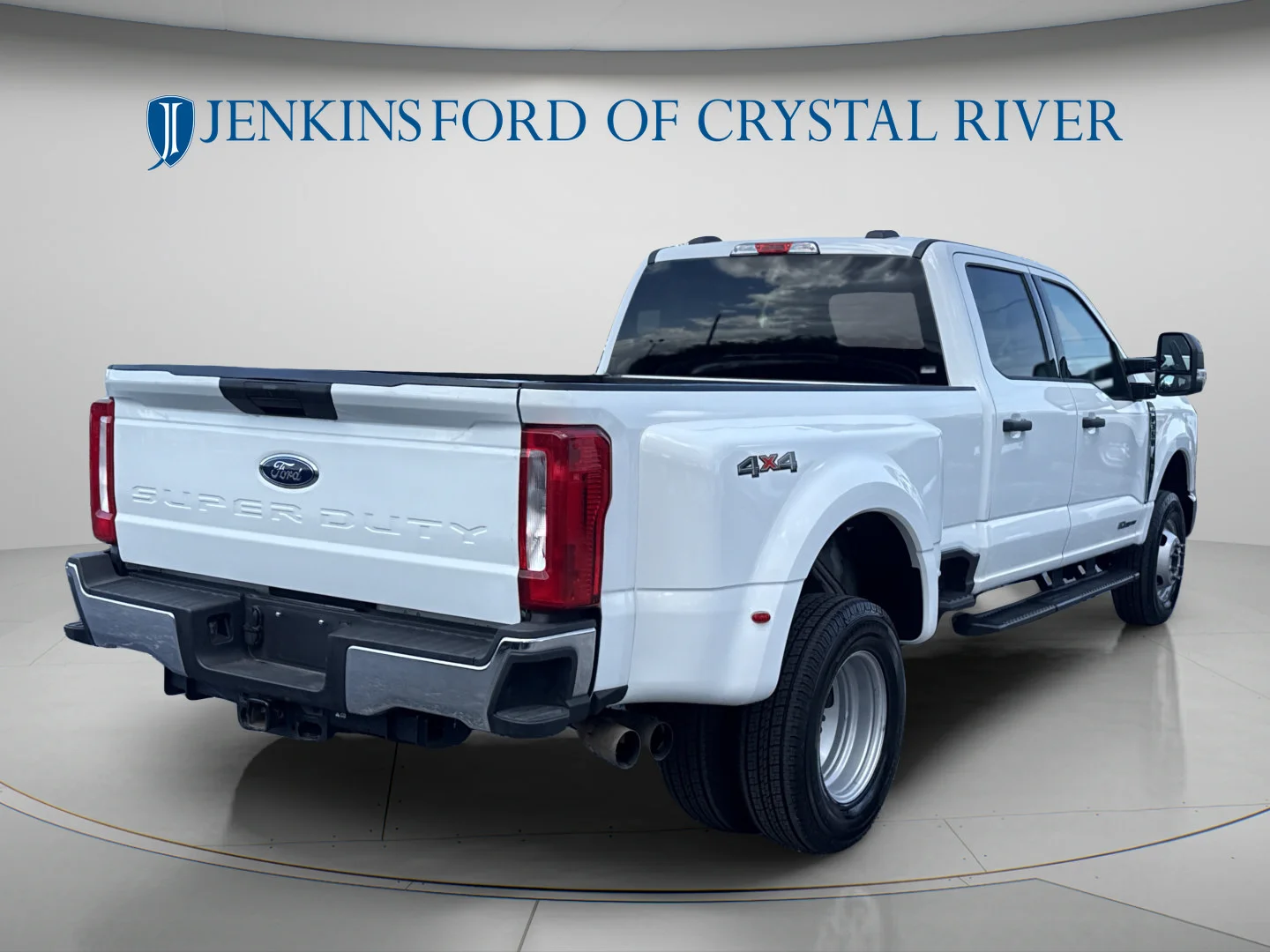Used 2026 Oxford White Ford XLT image 3