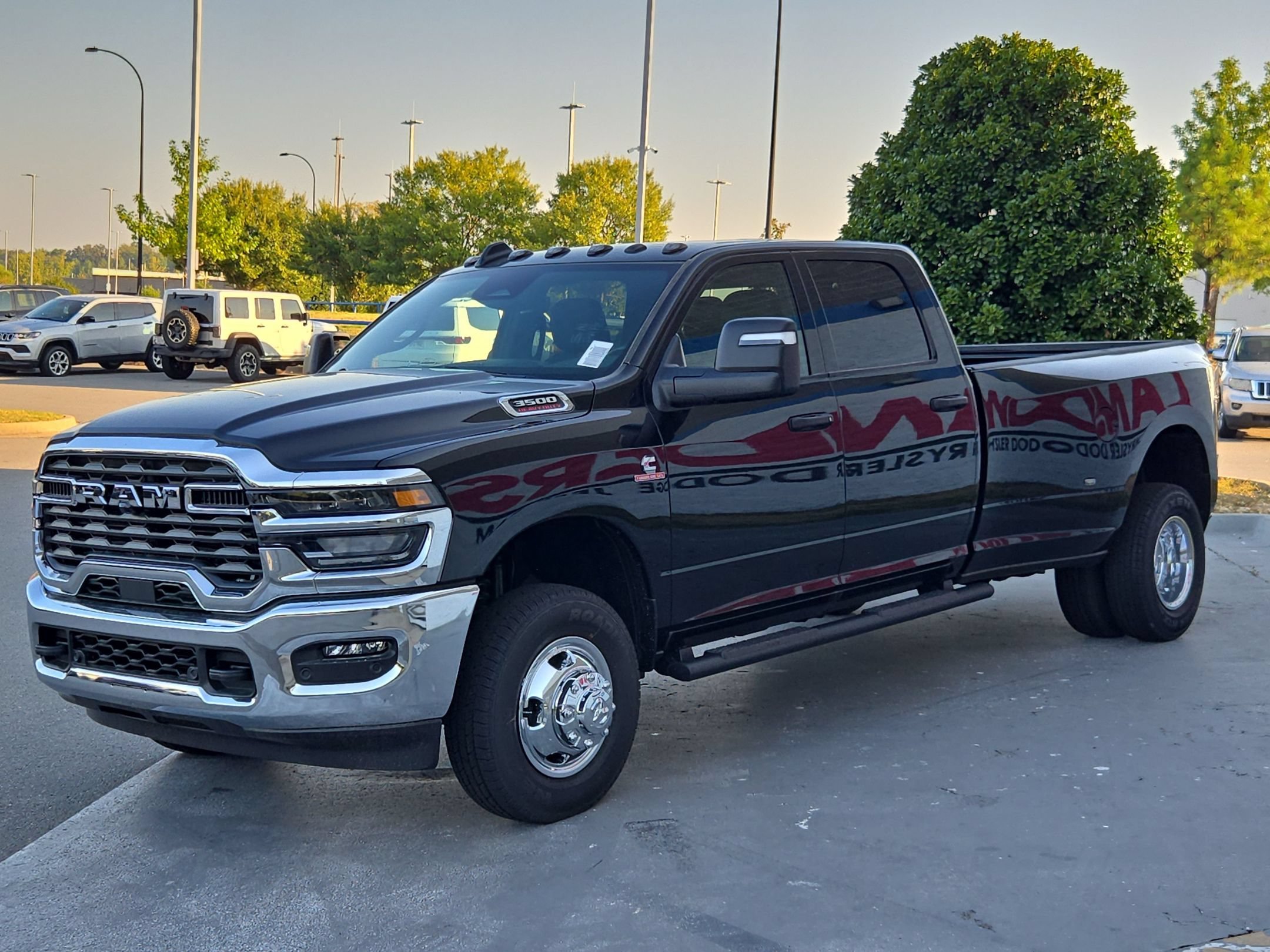 New 2026 Diamond Black Crystal Pearl-Coat Exterior Paint RAM Tradesman image 3