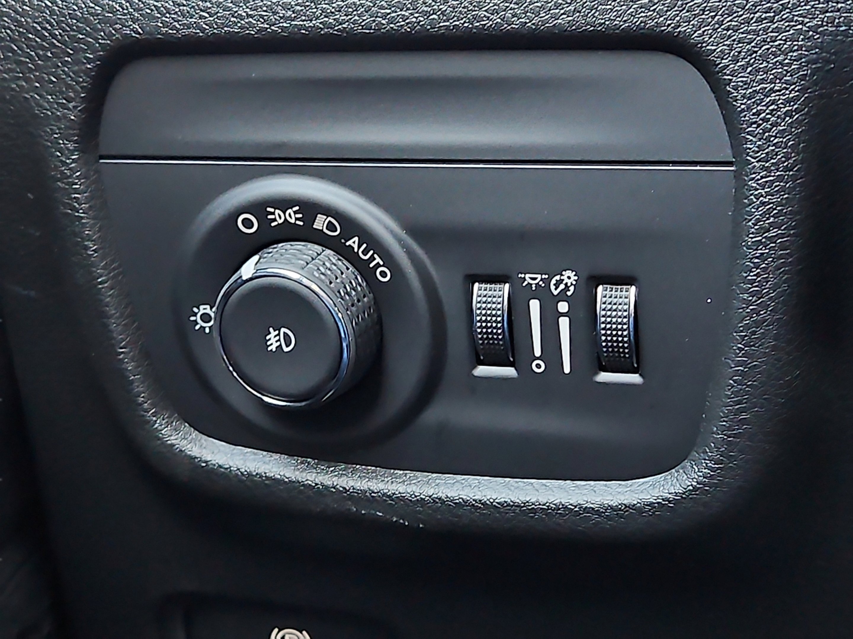 New 2025 Baltic Gray Metallic Clear-Coat Exterior Paint Jeep Altitude image 17