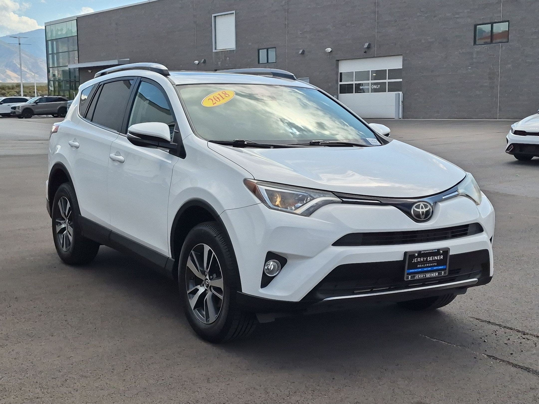 Used 2018 Super White Toyota XLE image 7