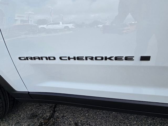 New 2026 Bright White Clear-Coat Exterior Paint Jeep Altitude image 21