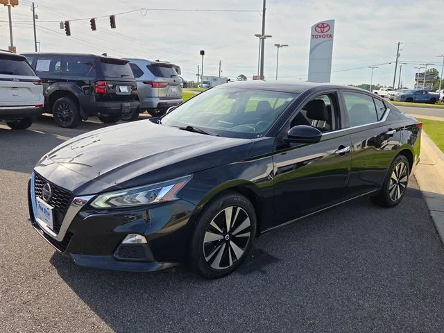 Used 2022 Black Nissan 2.5 SV image 3
