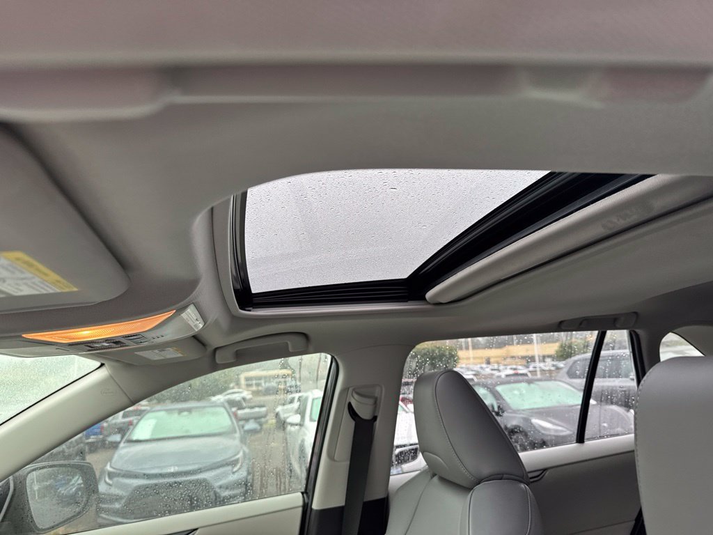 Used 2019 Midnight Black Metallic Toyota XLE Premium image 4