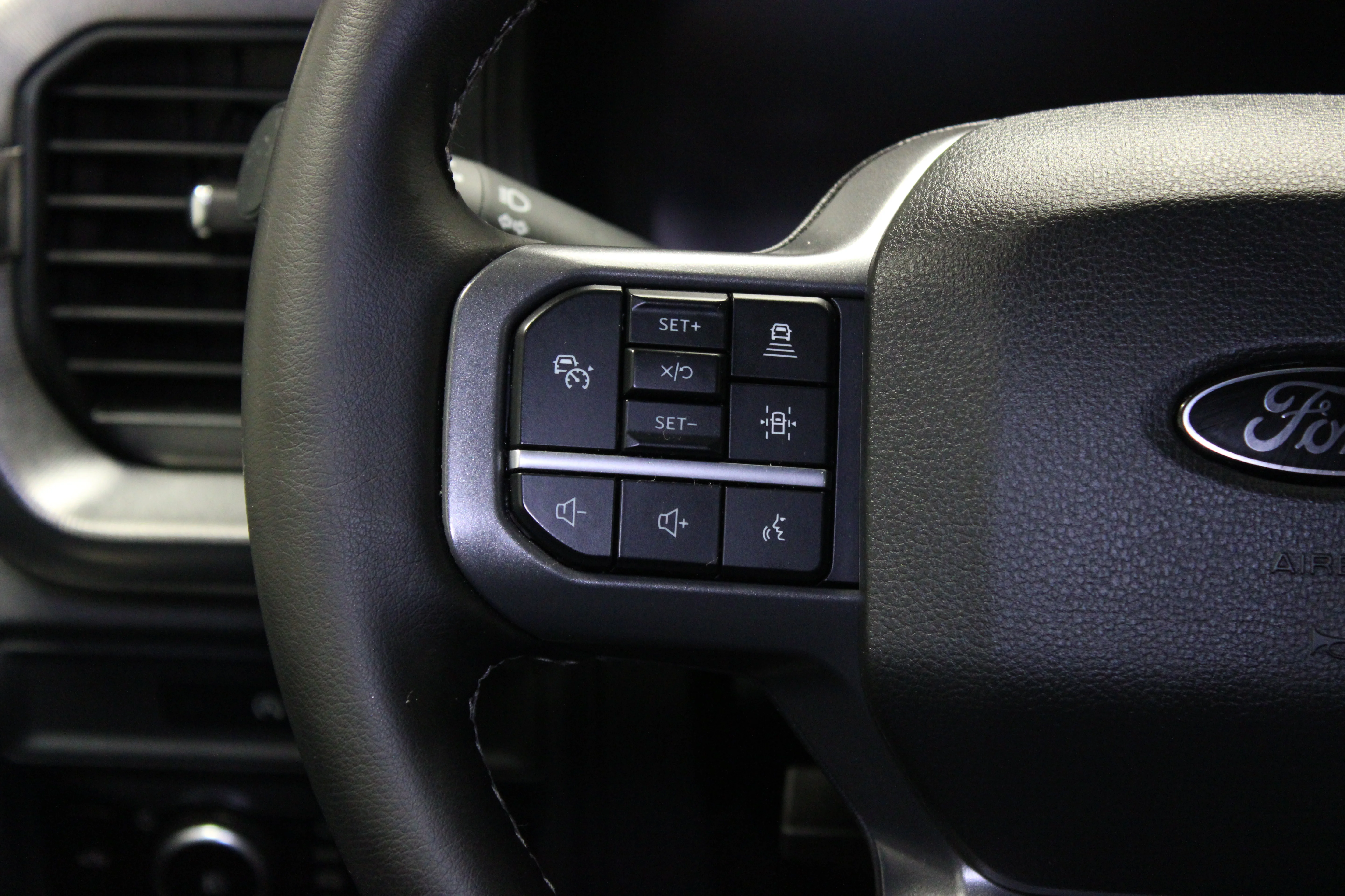 Used 2025 Space White Metallic Ford LARIAT image 25