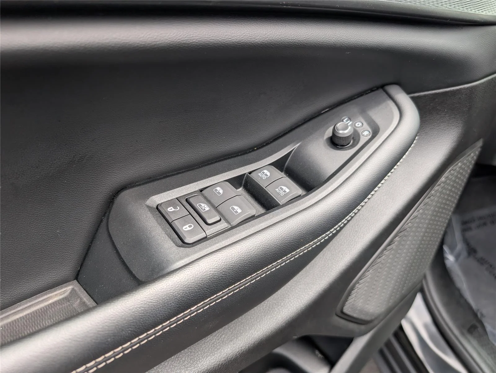 Used 2024 Diamond Black Crystal Pearlcoat Jeep Laredo image 9