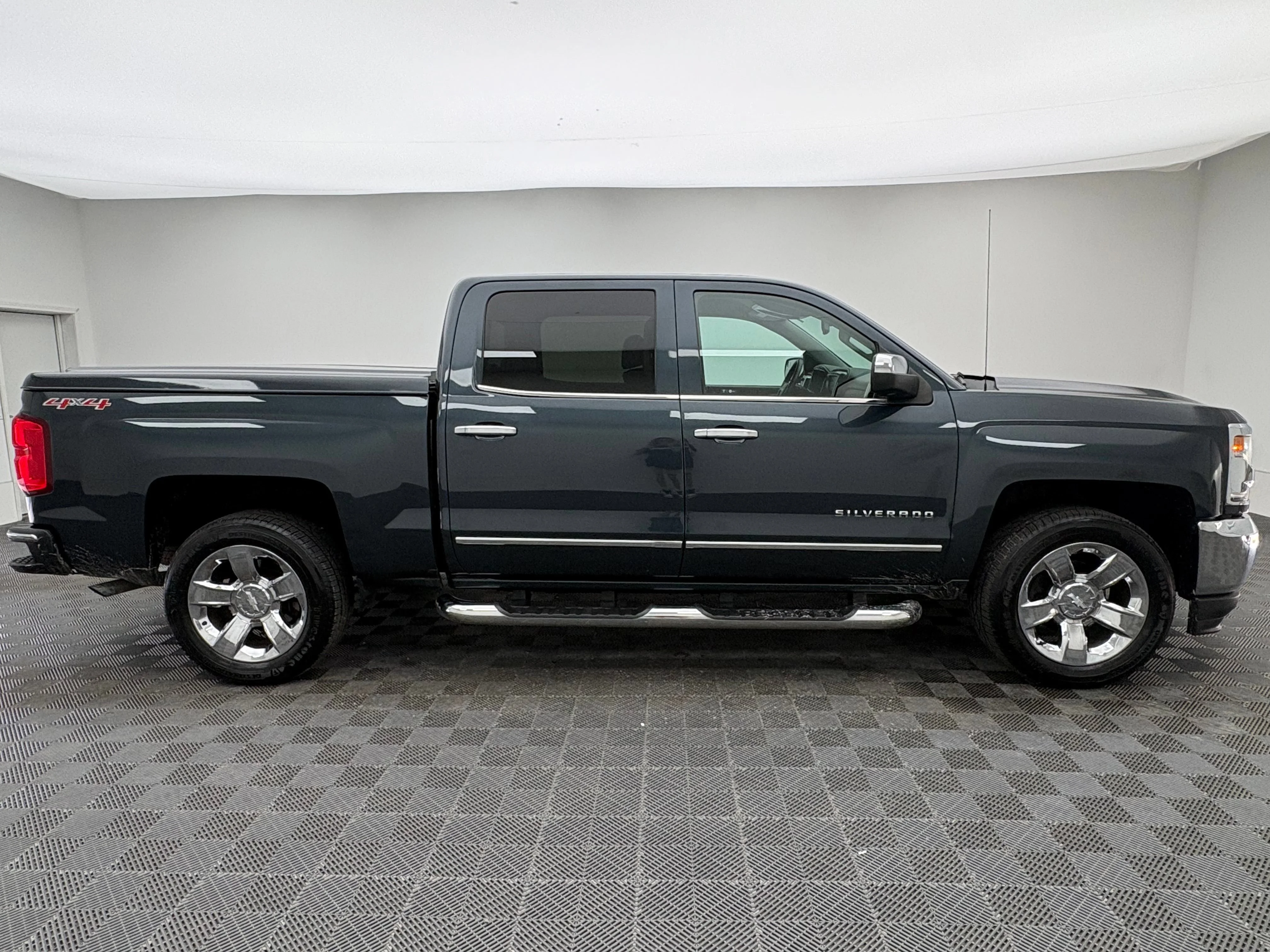 Used 2017 GRAPHITE METALLIC Chevrolet LTZ image 6