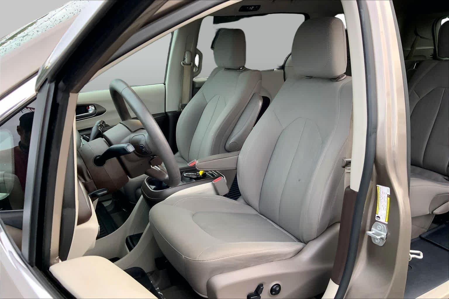 Used 2018 Molten Silver Chrysler Touring Plus image 8