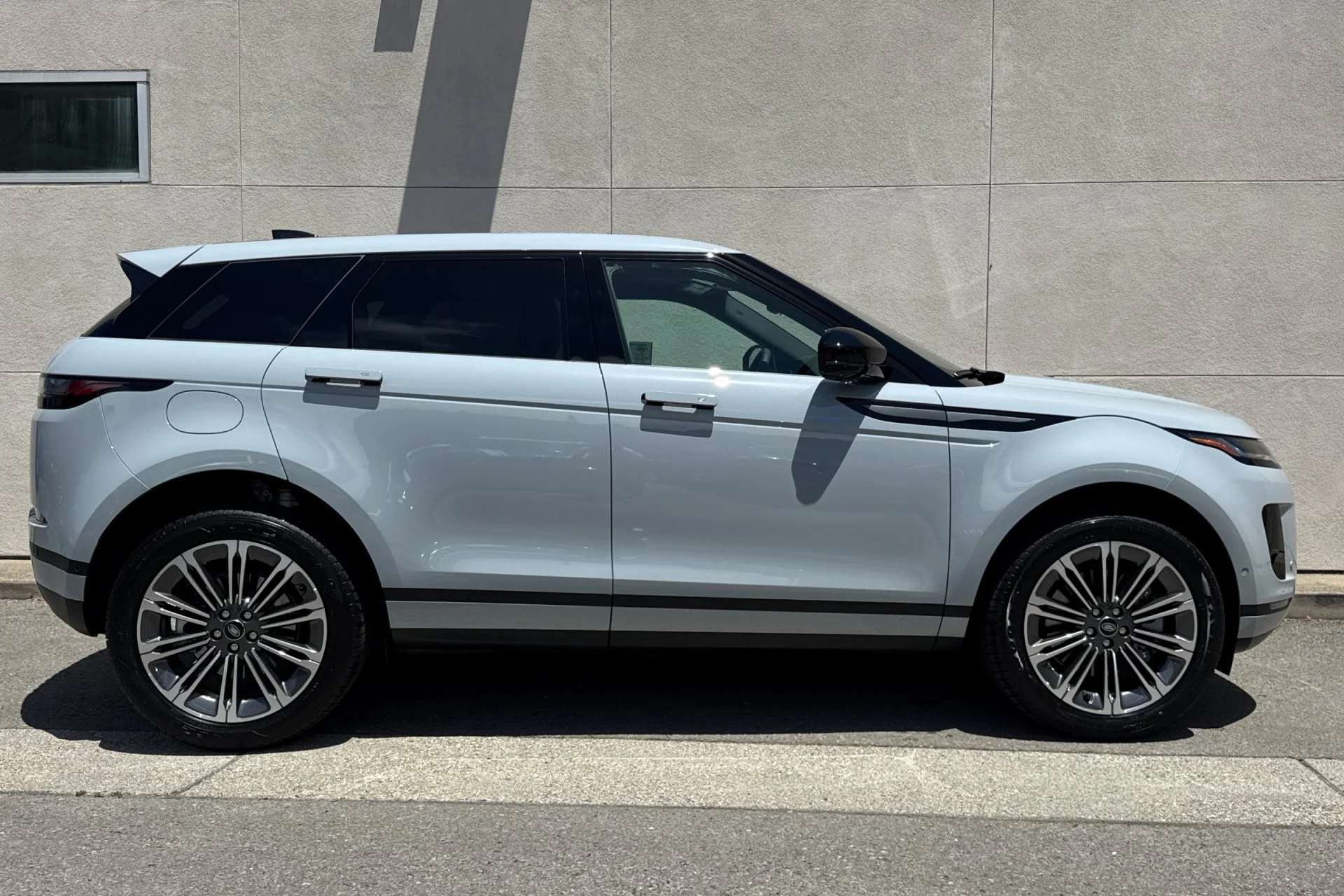 New 2026 ARROIOS GREY Land Rover Core S image 8