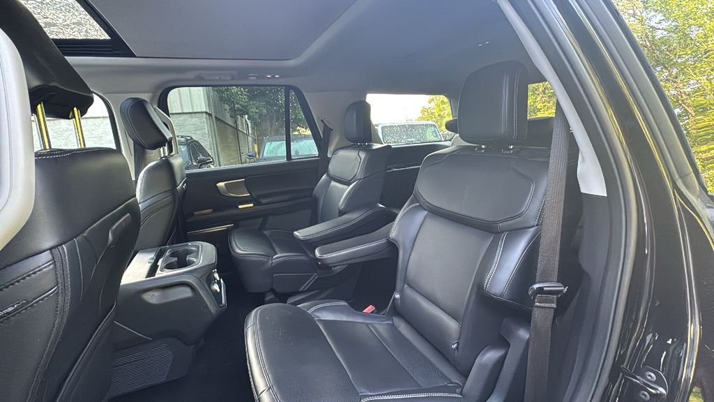 Used 2025 Black Metallic Ford Platinum image 31