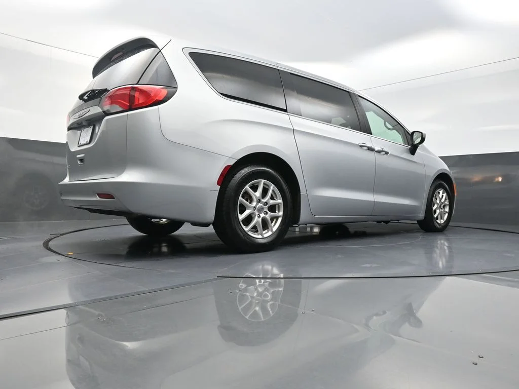 Used 2022 Silver Chrysler LX image 29