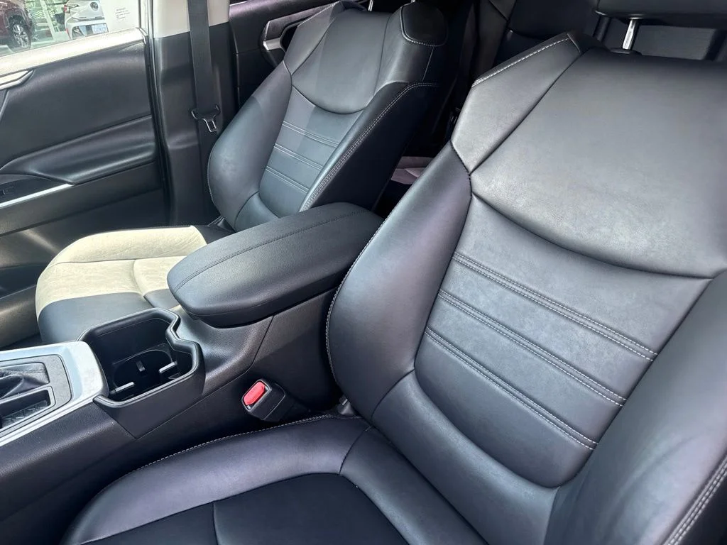 Used 2023  Toyota XLE Premium image 17