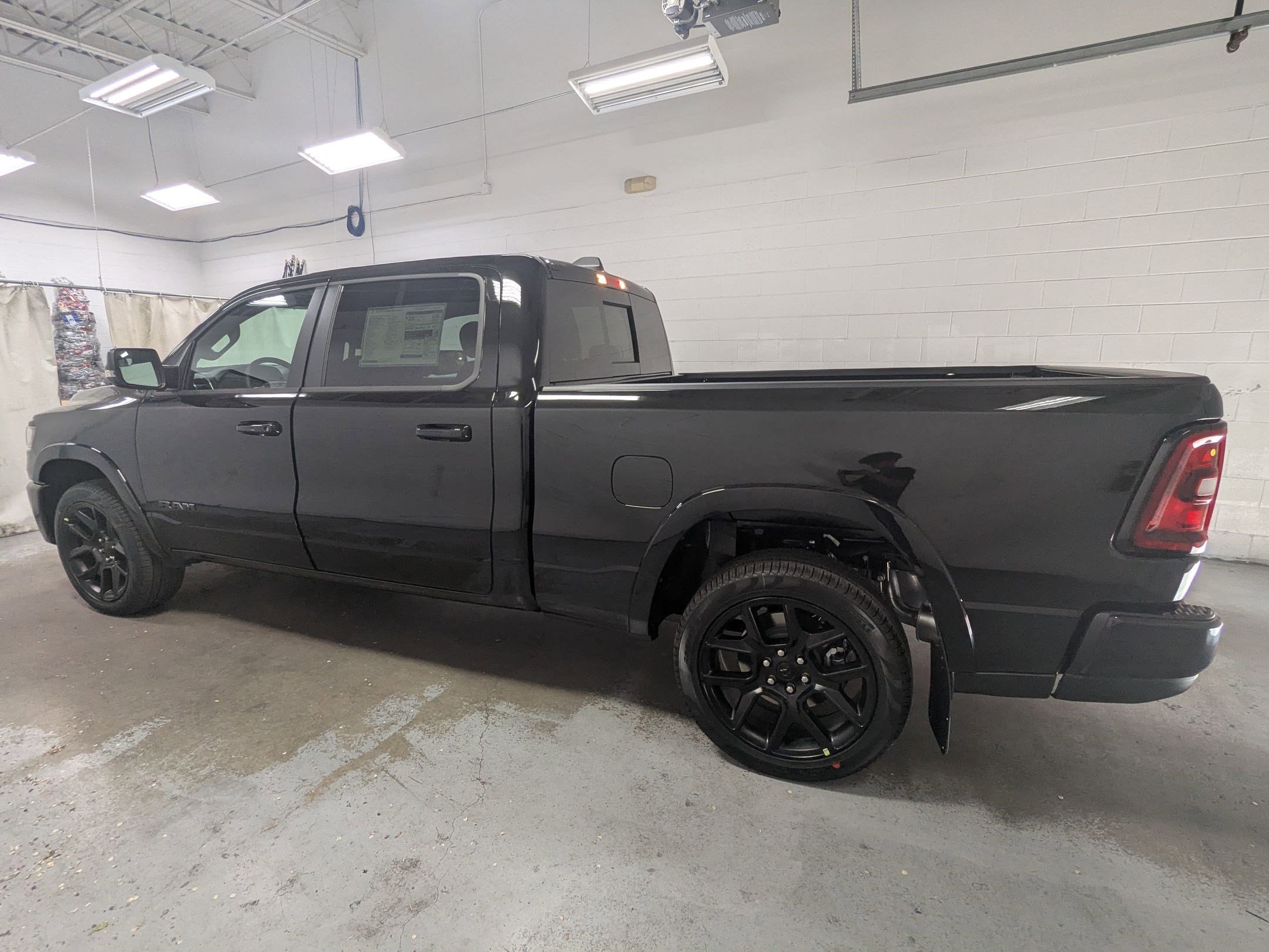 New 2026 Diamond Black Crystal Pearl-Coat Exterior Paint RAM Laramie image 8